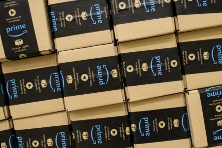 Amazon Weighs Delivery Options as USPS Signals Shift Toward Competitive Bidding for Major Contracts