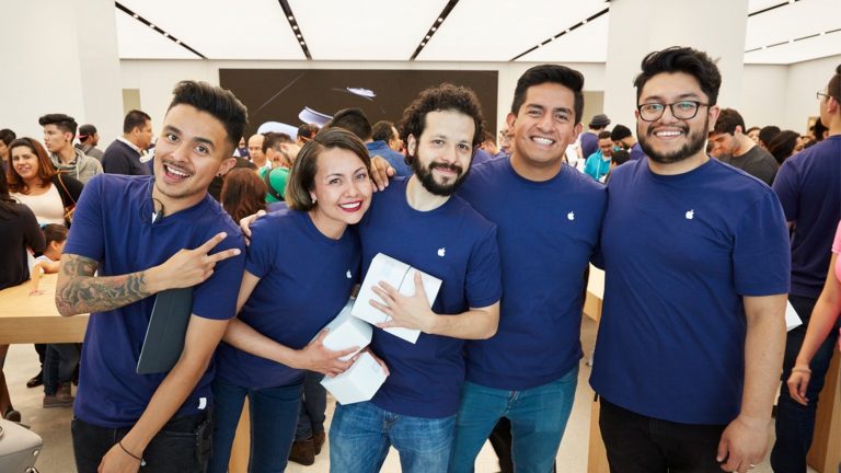 Apple Store Workers Move to Unionize