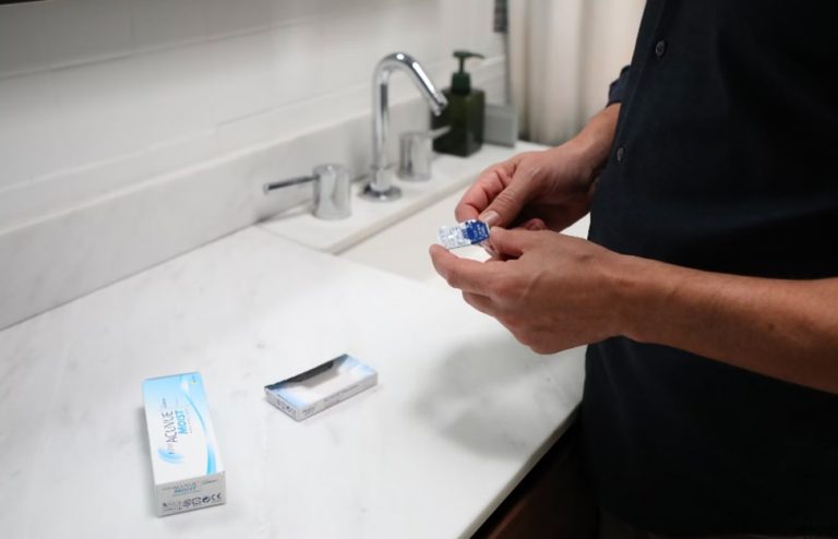 Choose the Right Contact Lenses: Five Tips to Follow