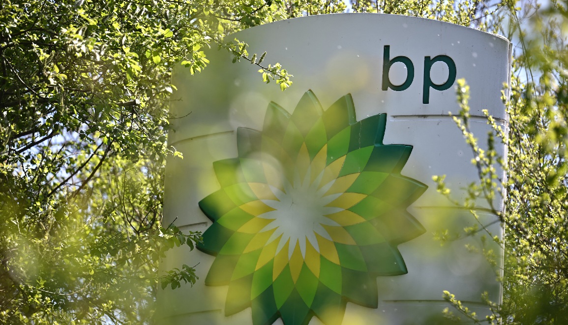 BP Halts Buybacks as Oil Slump Forces Strategic Reset Ahead of CEO Transition