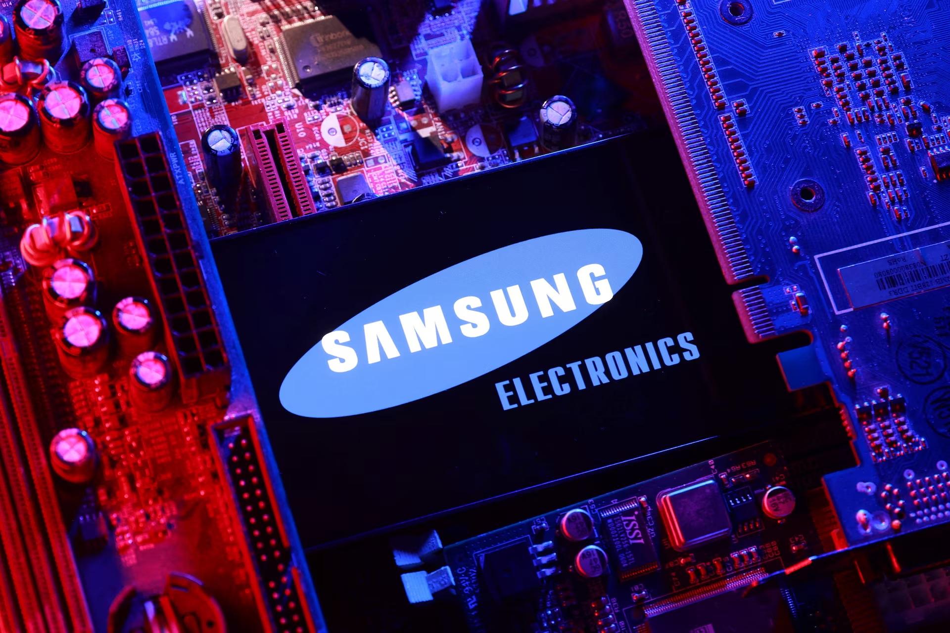 Samsung Ships HBM4 Chips, Escalating High-Stakes Battle for AI Memory Dominance