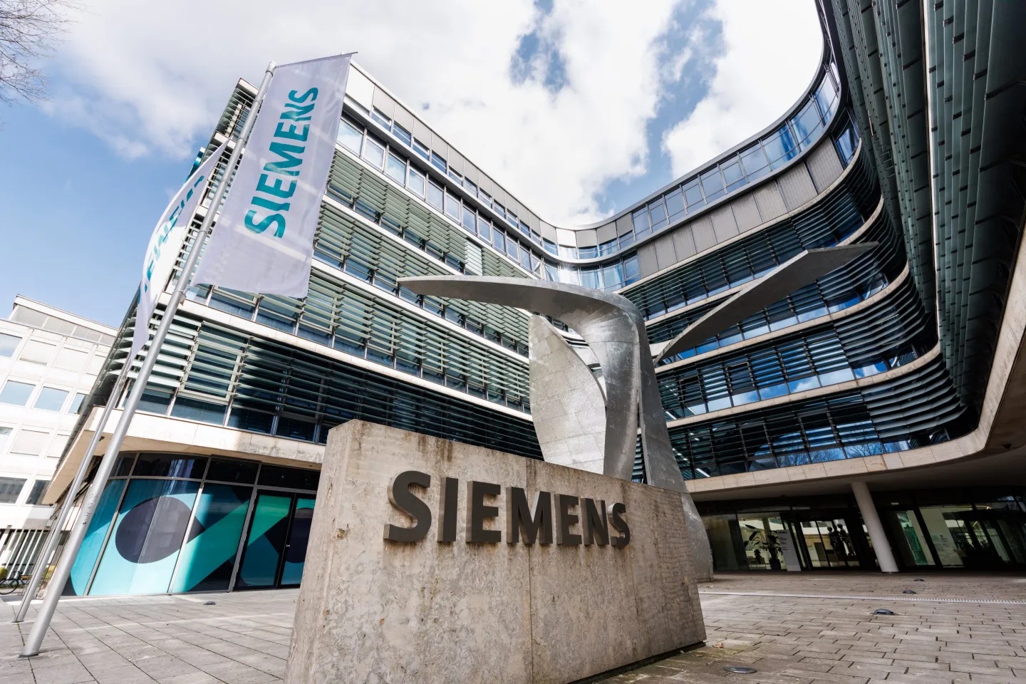 Siemens Moves to Deepen Rail Software Push With €1 Billion Mer Mec Acquisition